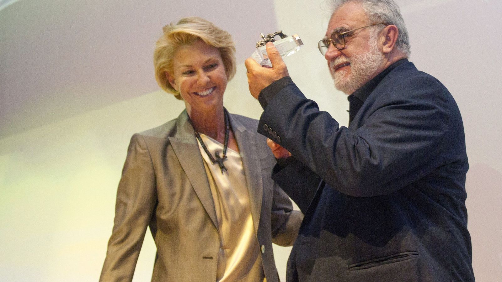 Foto: Lucrecia Botín le entrega un premio a Iván Trujillo en la Semana de Cine de Santander. (EFE)