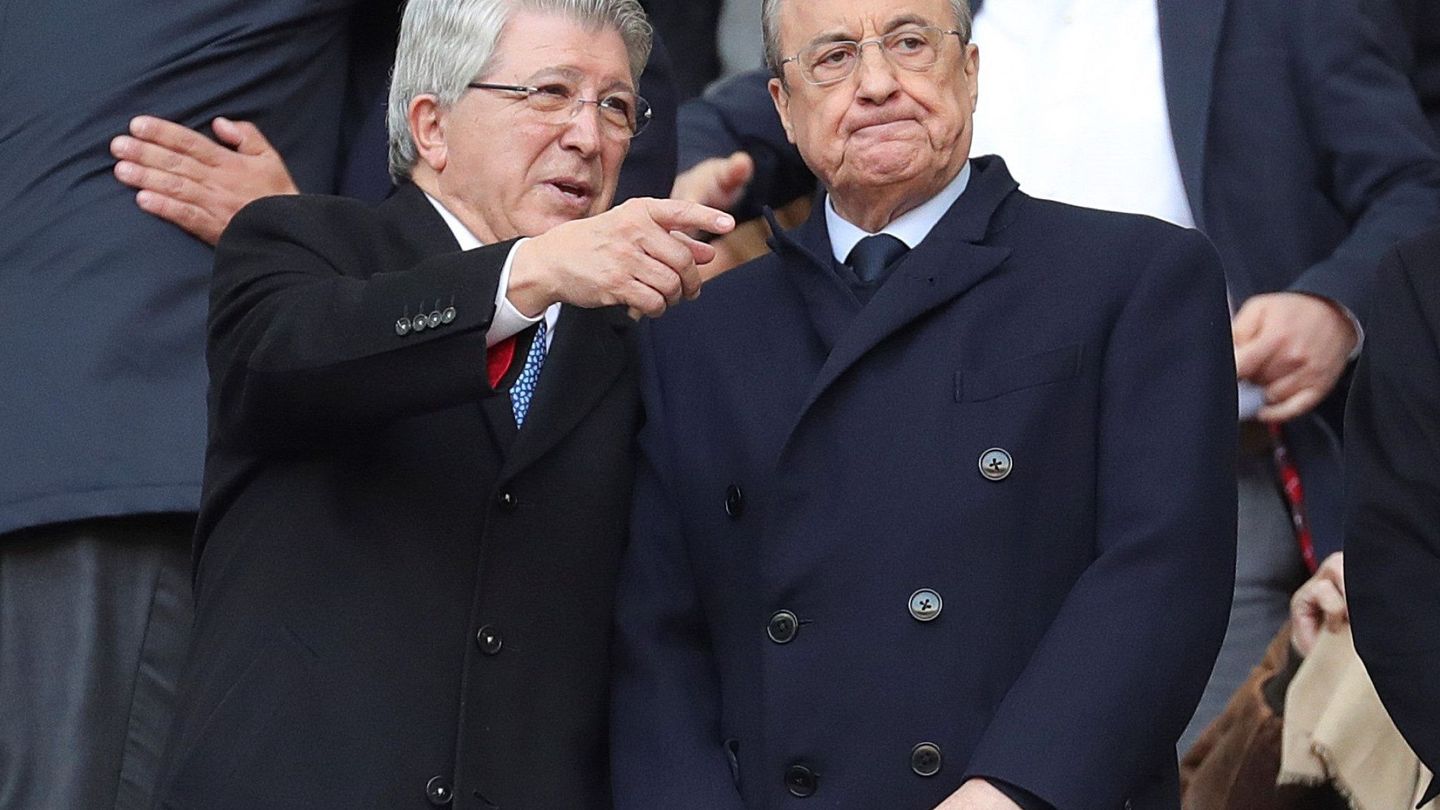 Enrique Cerezo y Florentino Pérez, presidentes de Atlético y Real Madrid, en el palco del Metropolitano. (EFE)
