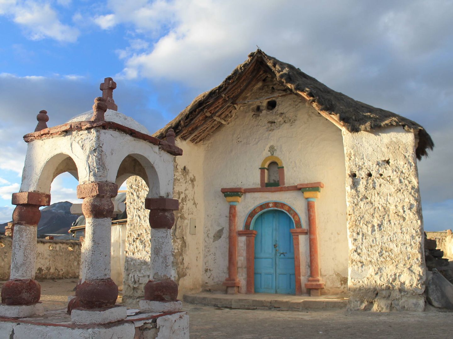 Fachada de la iglesia de Parinacota. (Wikimedia Commons)