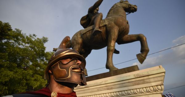 Foto: Un macedonio protesta ante la estatua de Alejandro Magno, en Pella, Grecia. (Reuters)