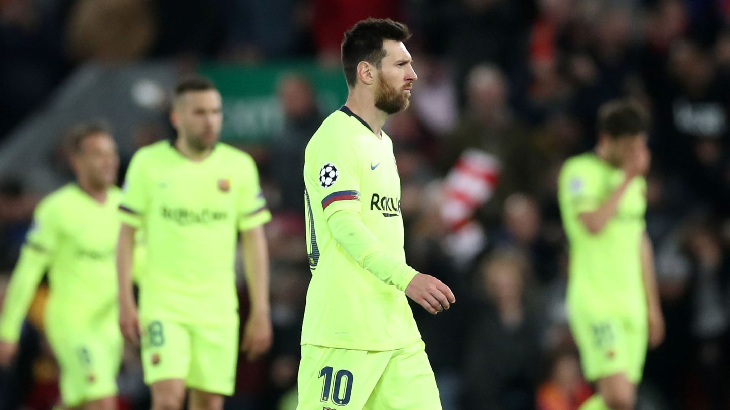 Messi abandona el terreno de juego de Anfield tras la derrota del Barcelona ante el Liverpool. (Reuters)