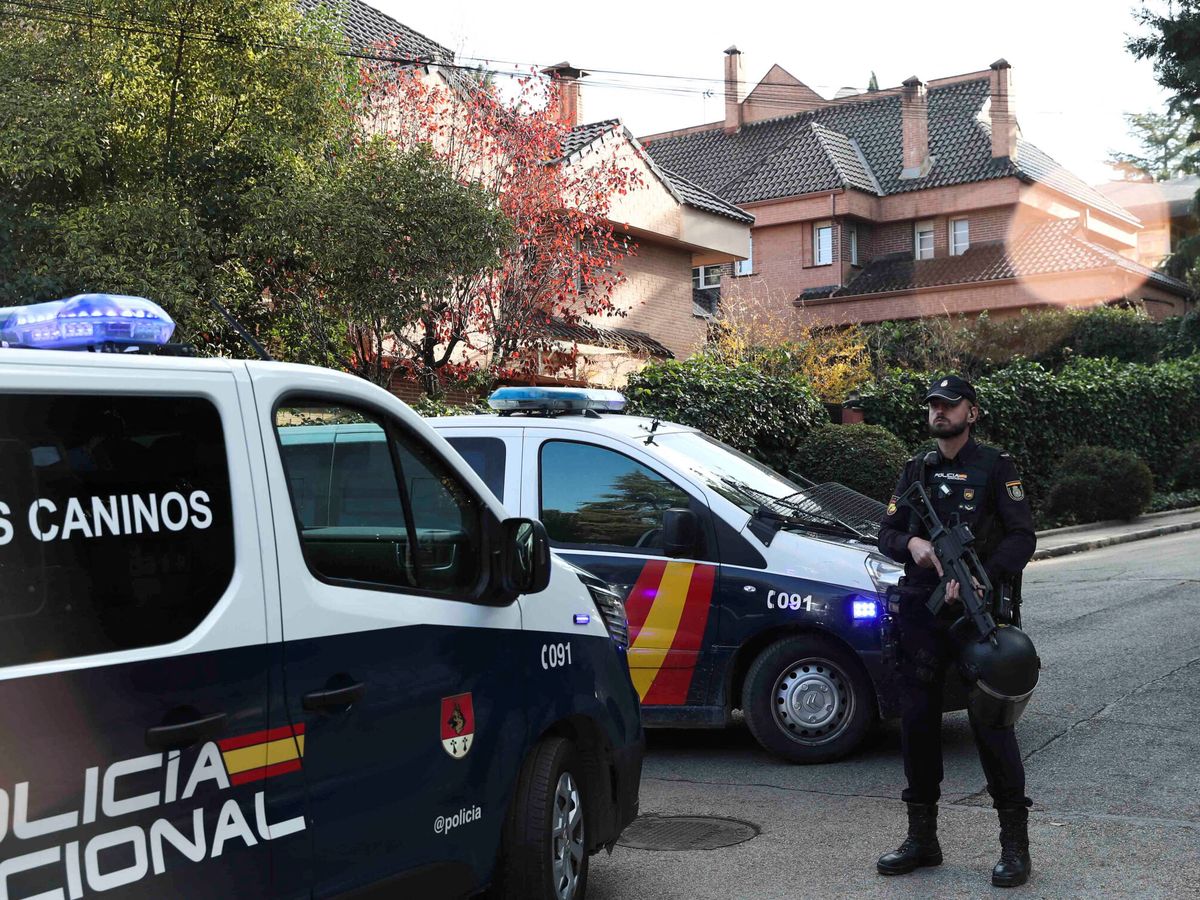 Foto: Cordón policial a las afueras de la embajada ucraniana en Madrid. (Reuters/Violeta Santos Moura)
