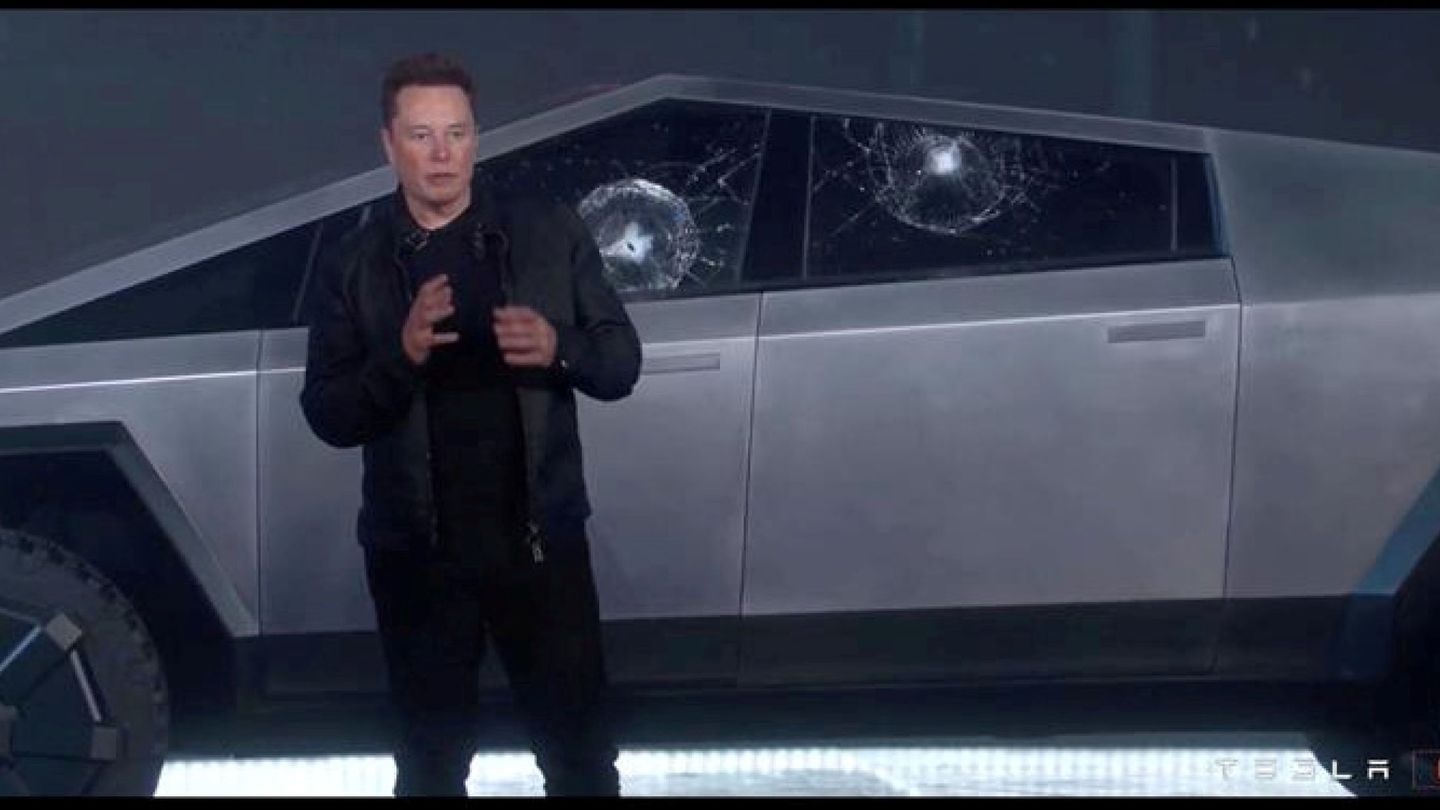 Elon Musk, tras destrozar los cristales 'irrompibles' del Cybertruck con bolas de acero en la presentación del coche.