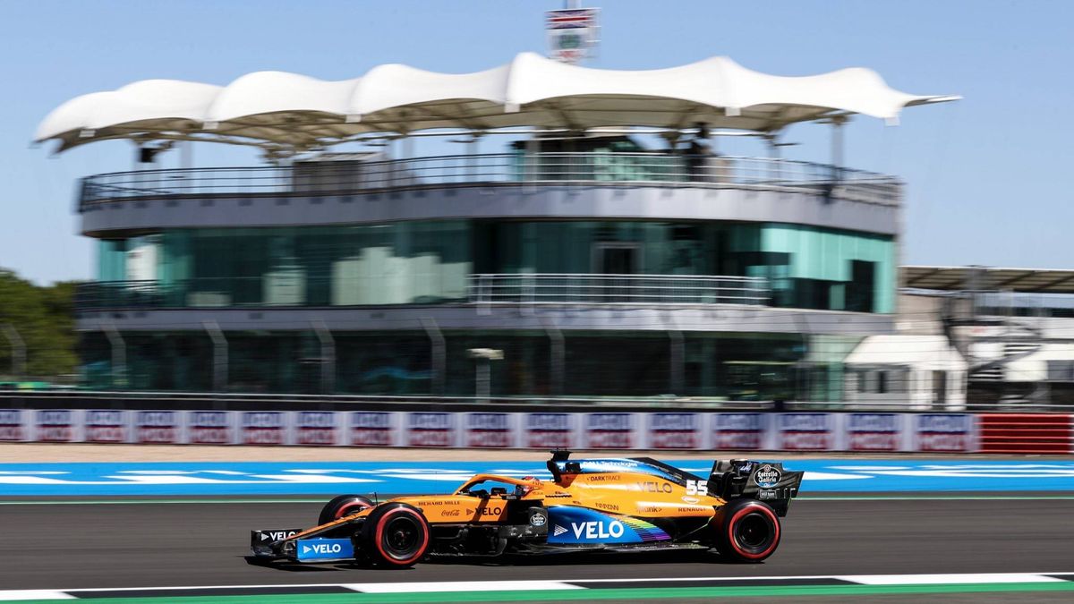 Si no quieres caldo, dos tazas para Carlos Sainz y McLaren: "Sobrevivimos en la pista"