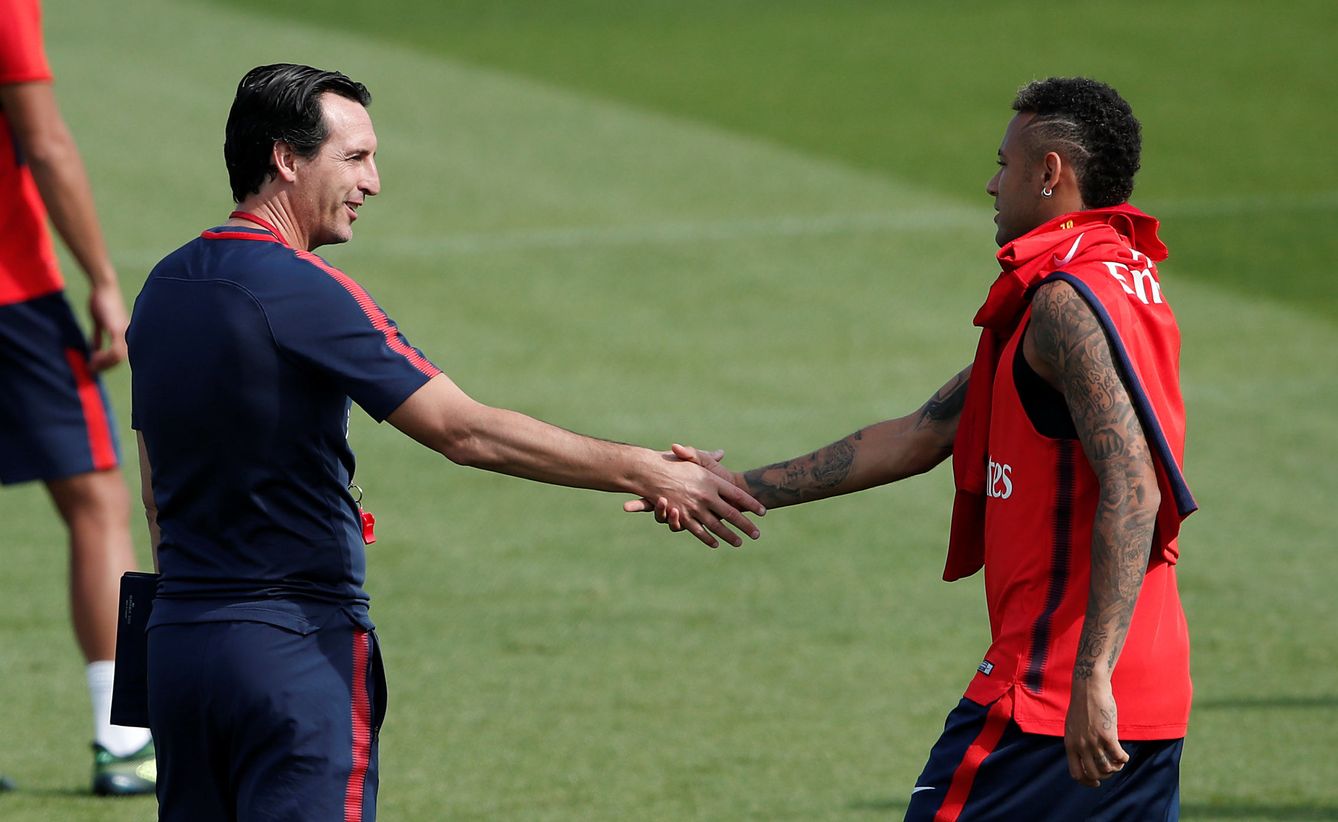 Neymar saluda a Unai Emery en un entrenamiento del PSG. (Reuters)