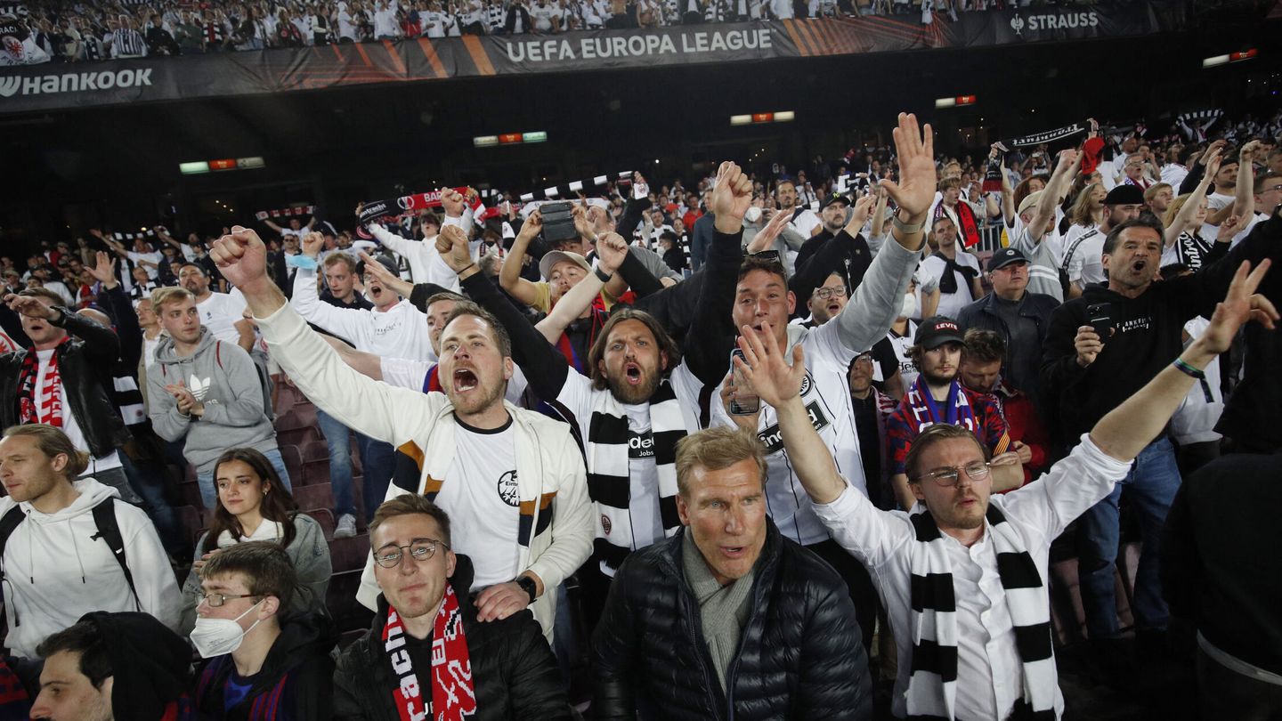 Los aficionados del Eintracht de Frankfurt invadieron el Camp Nou la temporada pasada. (Reuetrs/Albert Gea)