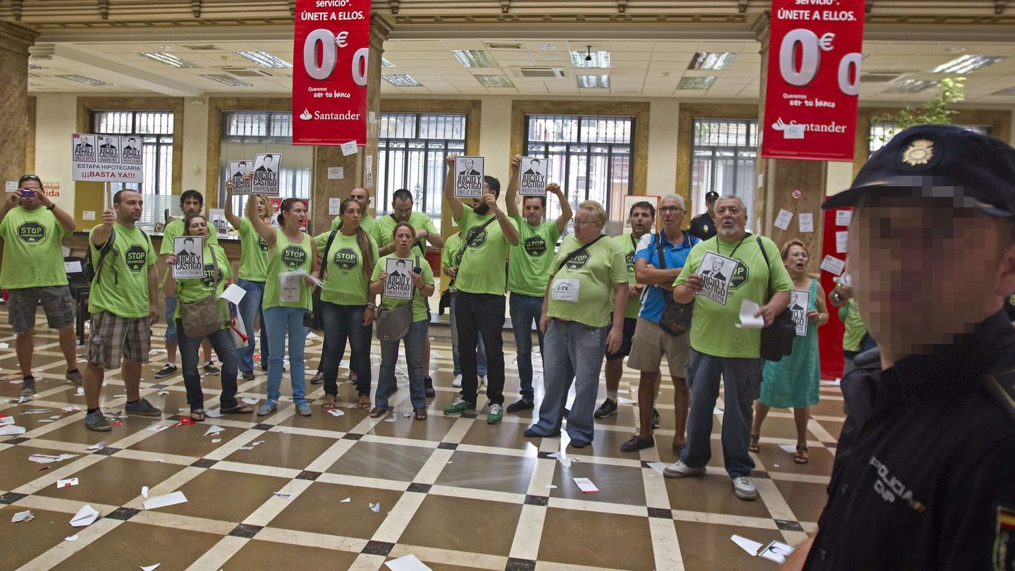 Ocupan el Banco de Santander contra las hipotecas 'abusivas' de UCI