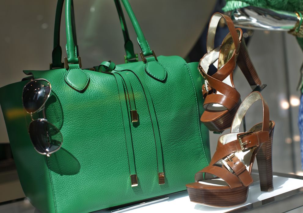 Foto: Bolso y zapatos de una firma de lujo. (Reuters)