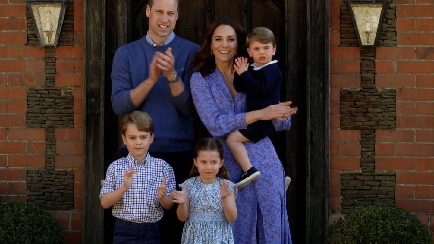 Los duques de Cambridge, con sus hijos. (BBC)