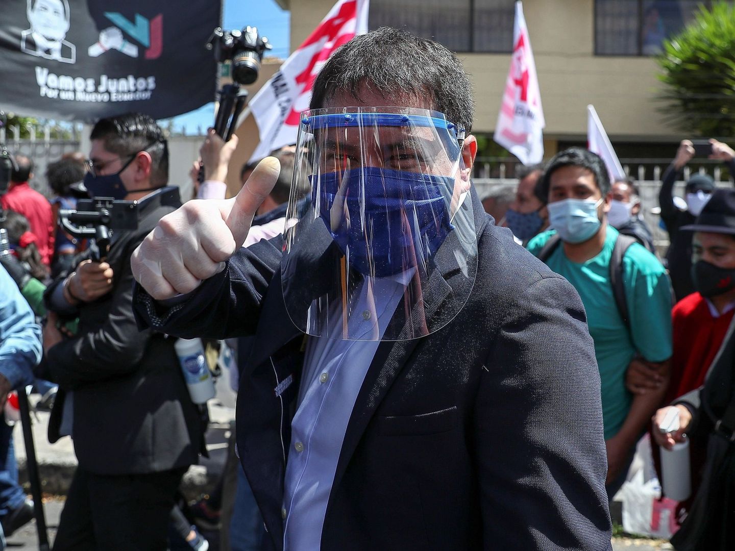 El candidato del Centro Democrático (CD), Andrés Arauz (c), mientras participa en una actividad política en Quito. (EFE)