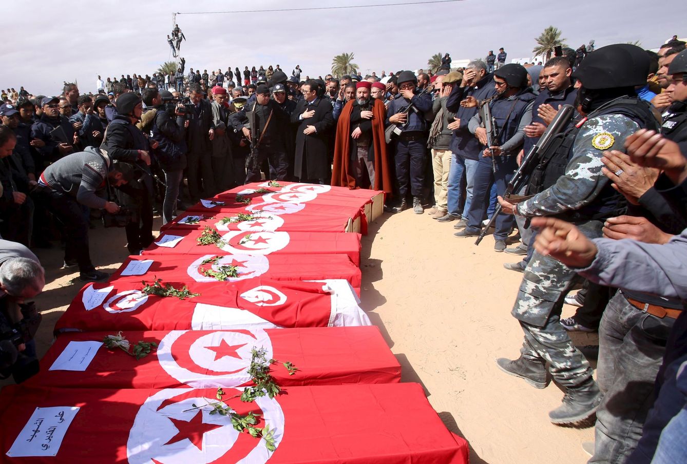Funeral de los soldados y civiles muertos en el ataque a Ben Guerdan, Túnez, el 9 de marzo de 2016 (Reuters).