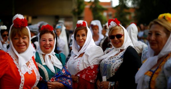 Foto: Mujeres vestidas de chulapa durante las fiestas de La Paloma de 2017 (REUTERS)