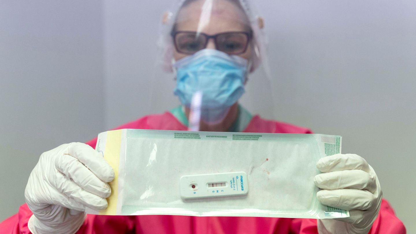 Una enfermera muestra un test rápido que ha dado positivo por coronavirus, este lunes, en el centro de salud de San Andrés, Murcia. (EFE)