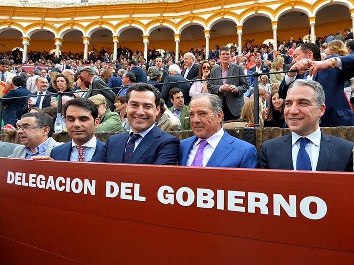 Foto: El presidente de la Junta, Juanma Moreno (c), y el consejero de Presidencia, Elías Bendodo (d), en el callejón de la Maestranza.