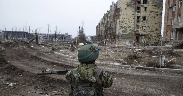 Foto: Un combatiente de la autoproclamada República Popular de Donetsk cerca del aeropuerto. (Reuters)