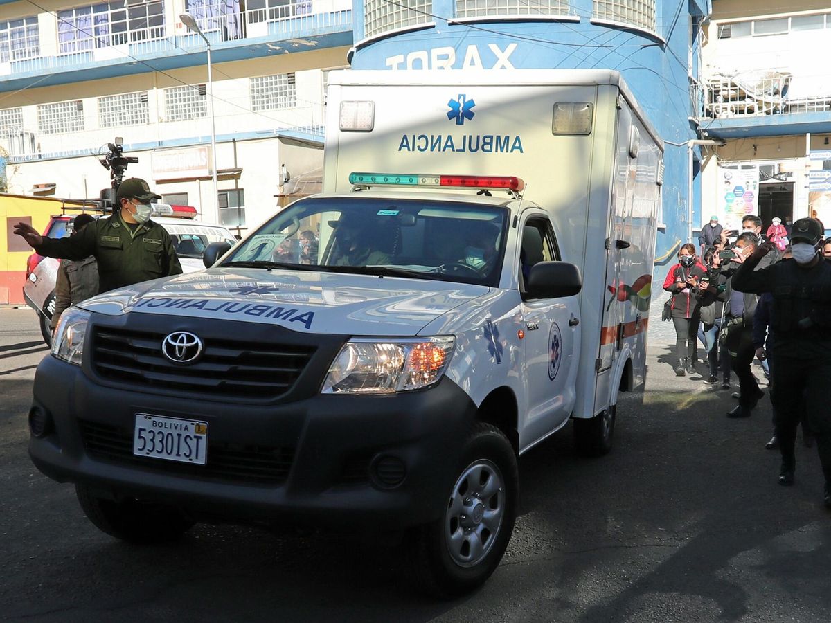 Foto: Imagen de archivo de una ambulancia en Bolivia. (EFE/Martin Alipaz)