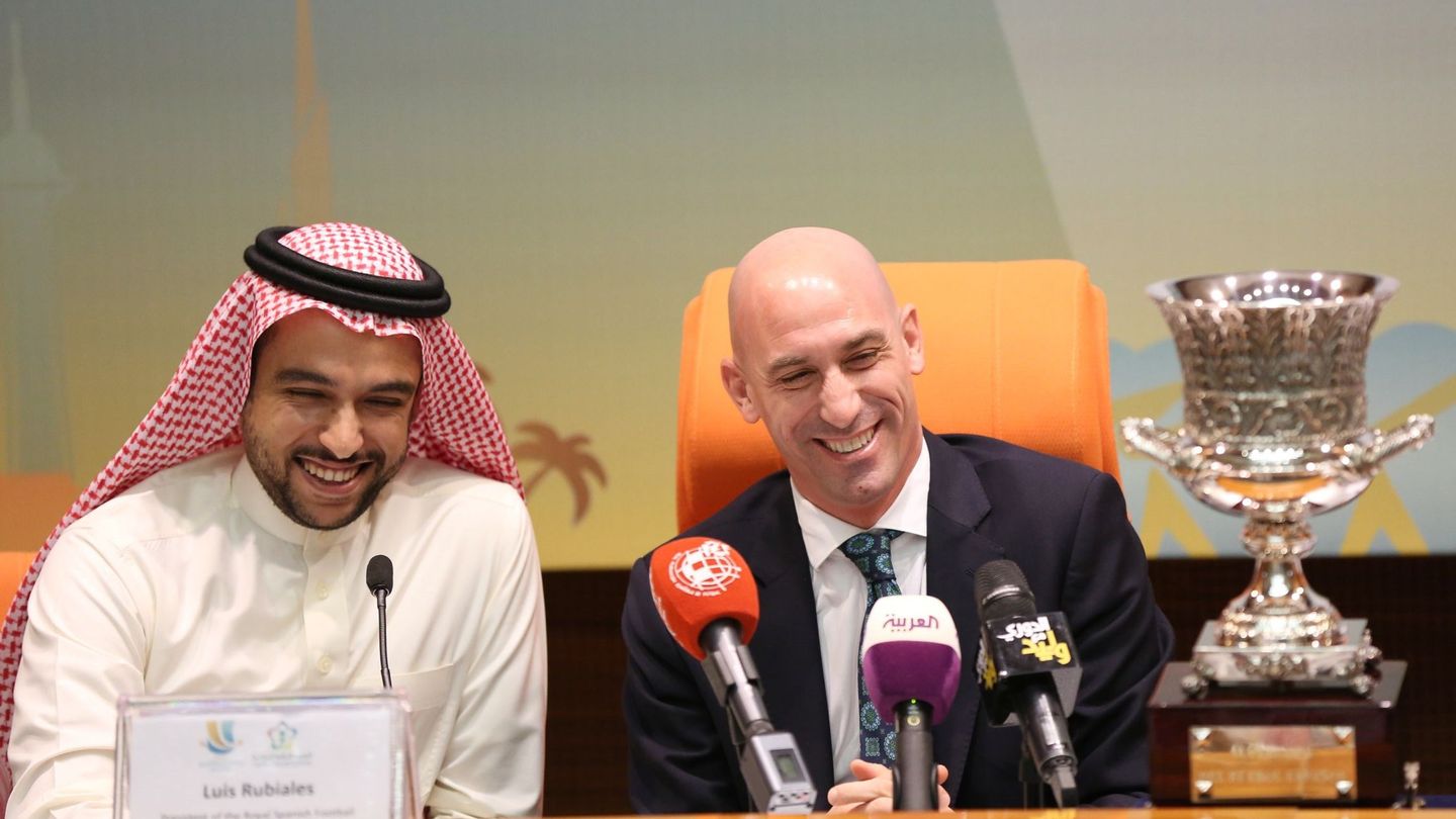 Luis Rubiales y el presidente de la Autoridad Saudí de Deportes, Abdulaziz bin Turki al Faisal al Saud. (EFE)