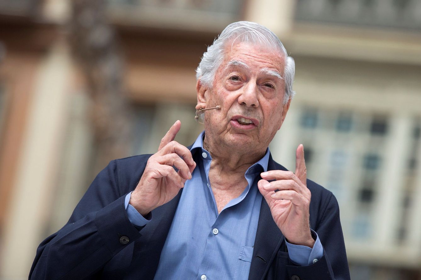 Vargas Llosa en un acto de la Plataforma España Ciudadana de Ciudadanos, en Málaga, el pasado junio. (EFE)