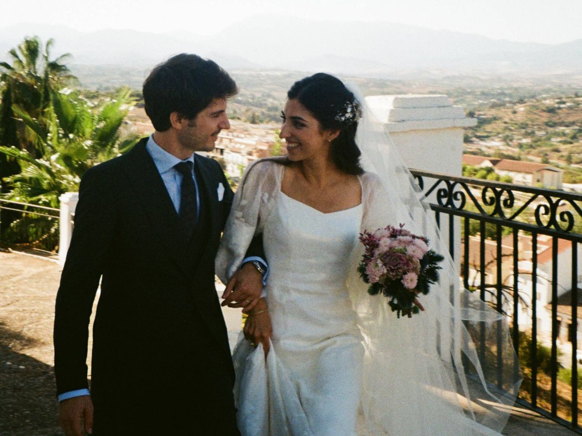 La boda de Verónica en Málaga y su vestido de novia de seda bordada con flores