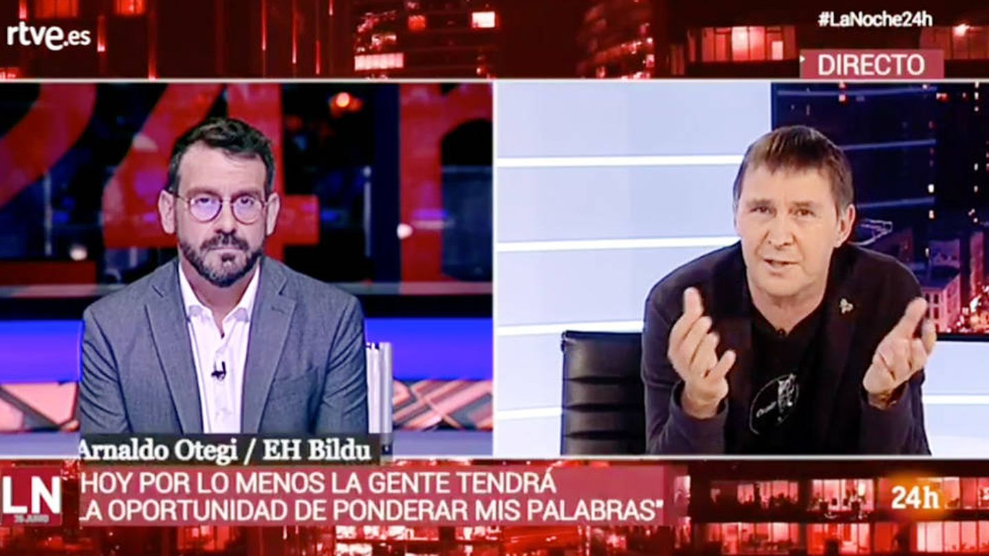 El presentador de 'La Noche en 24 horas', Marc Sala, y Arnaldo Otegi en la entrevista de TVE.