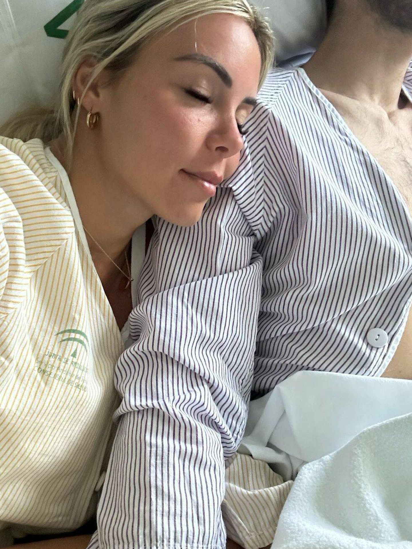Alba Silva y Sergio Rico, en el hospital. (Instagram/@albasilvat)