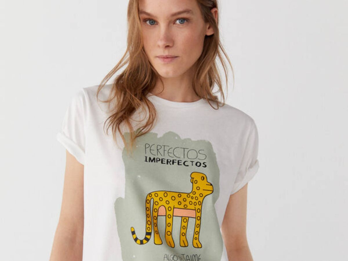Foto: Esta camiseta solidaria, pertenece a la colección 'Perfectos Imperfectos' de Cortefiel. (Cortesía)