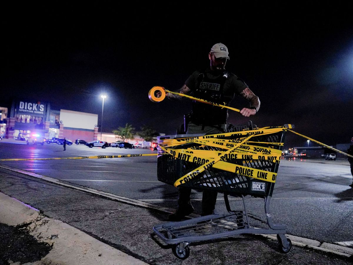 Foto: Policía en el centro comercial donde se ha producido un tiroteo en Greenwood. (Reuters/Cheney Orr)