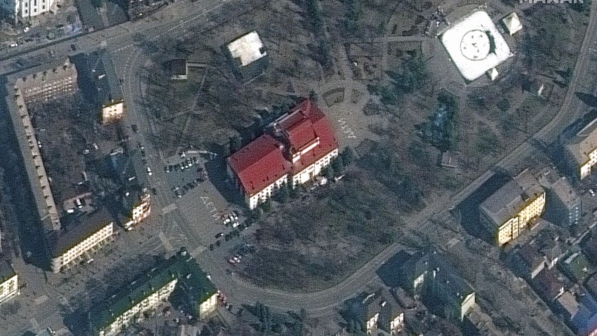 El teatro bombardeado de Mariúpol advertía con el mensaje "niños" que era un refugio de civiles