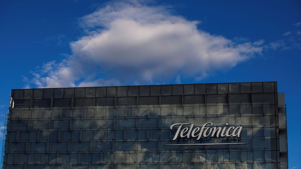 Telefónica gana un 56,2% menos, confirma dividendo y abandona sus objetivos