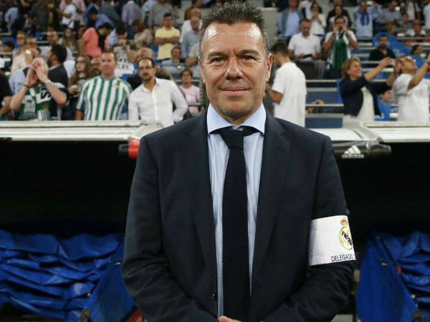 Megía Dávila, ex árbitro y ahora delegado del Real Madrid, en el Bernabéu. (EFE)