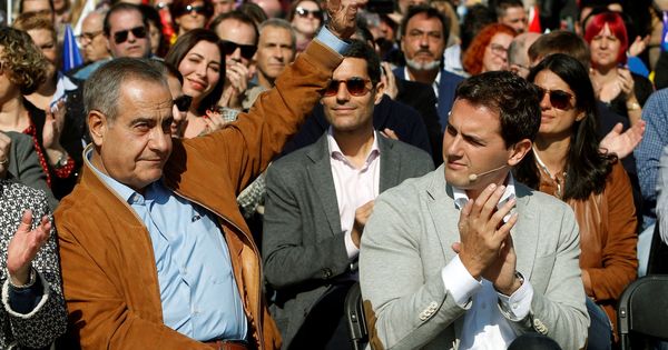 Foto: El presidente de Cs, Albert Rivera, y el número tres de la candidatura de Manuel Valls a la alcaldía de Barcelona, el exalcalde de L'Hospitalet Celestino Corbacho. (EFE)