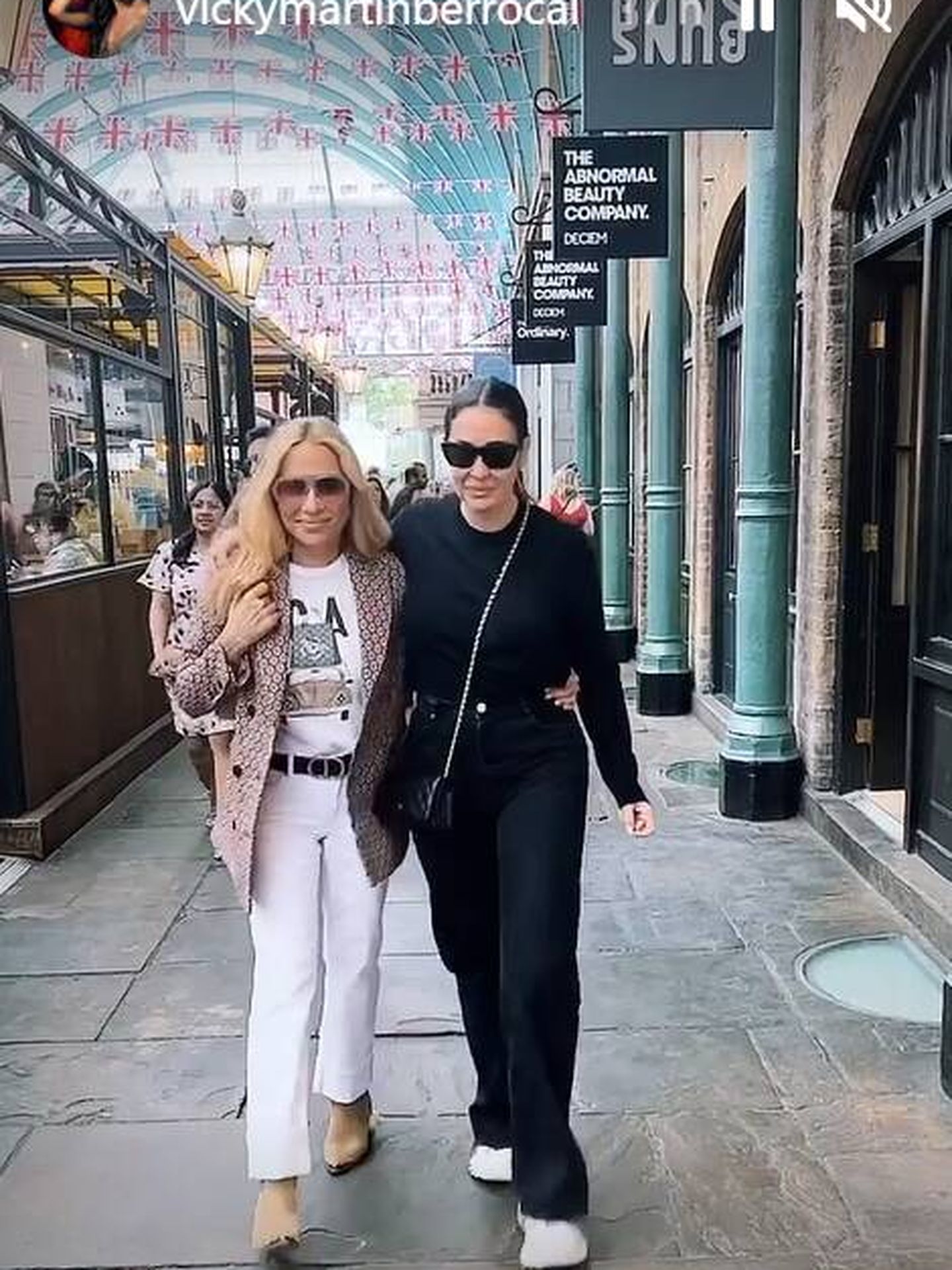 Marta Sánchez y Vicky Martín Berrocal, paseando por Londres. (IG)