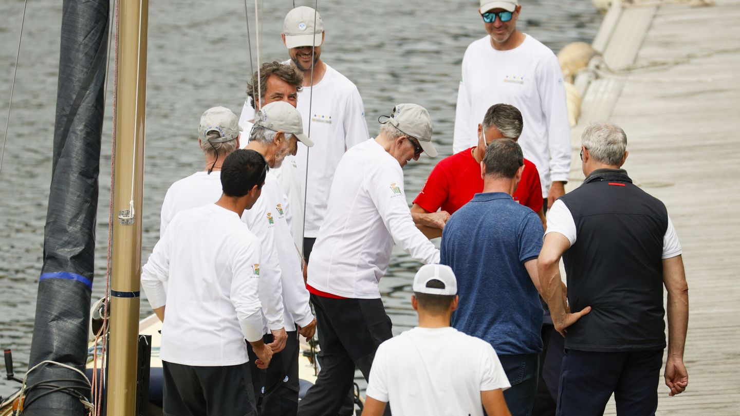 Don Juan Carlos desembarcando del Bribón. (EFE/Lavandeira jr)