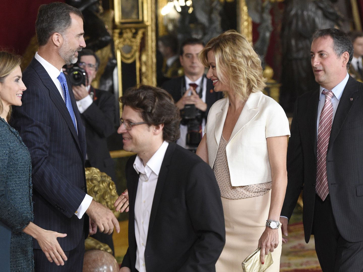 Los reyes saludan a Susanna Griso y su marido, Carles Torras, detrás. (Reuters)