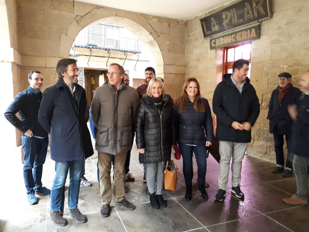 Foto: Alfonso Alonso, Mari Mar Blanco, Iñaki Oyarzábal y cargos del PP de Álava, este martes en el acto de campaña de Laguardia. (J. M. A.)