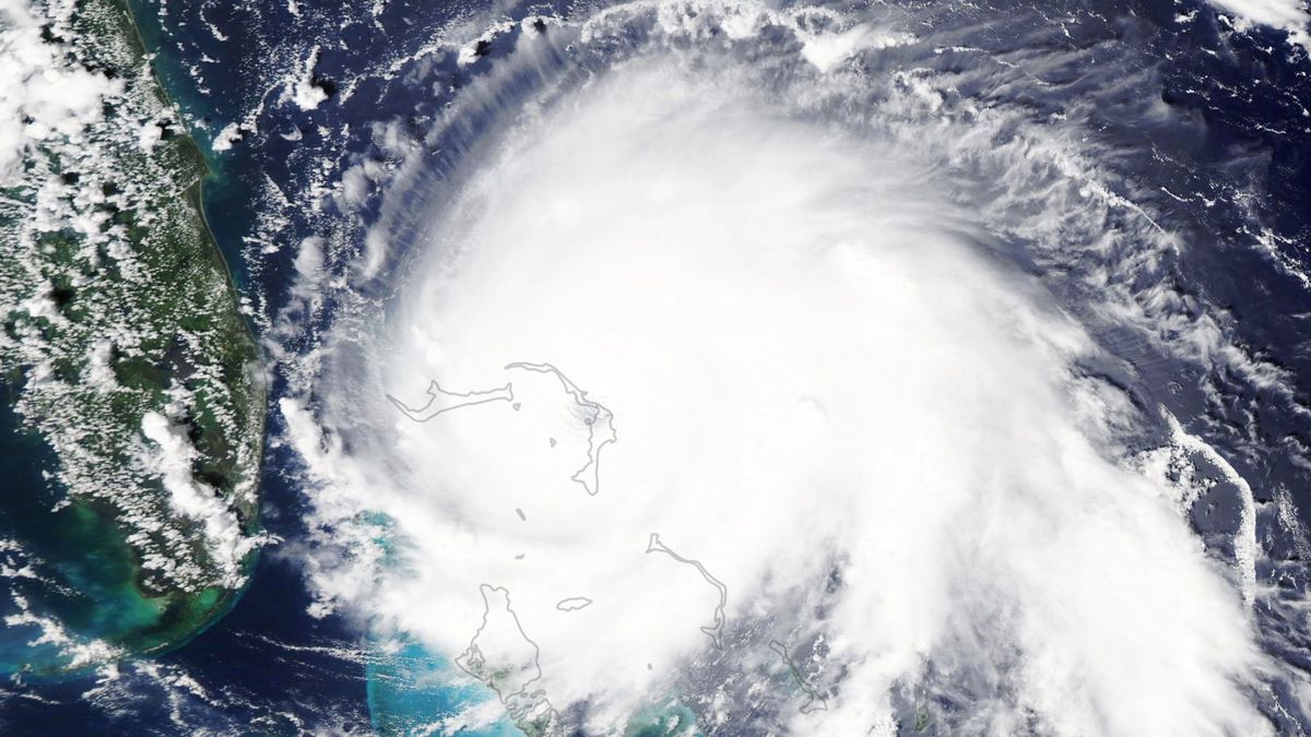 El huracán Dorian se dirige al sur de EEUU tras descargar su furia sobre las Bahamas
