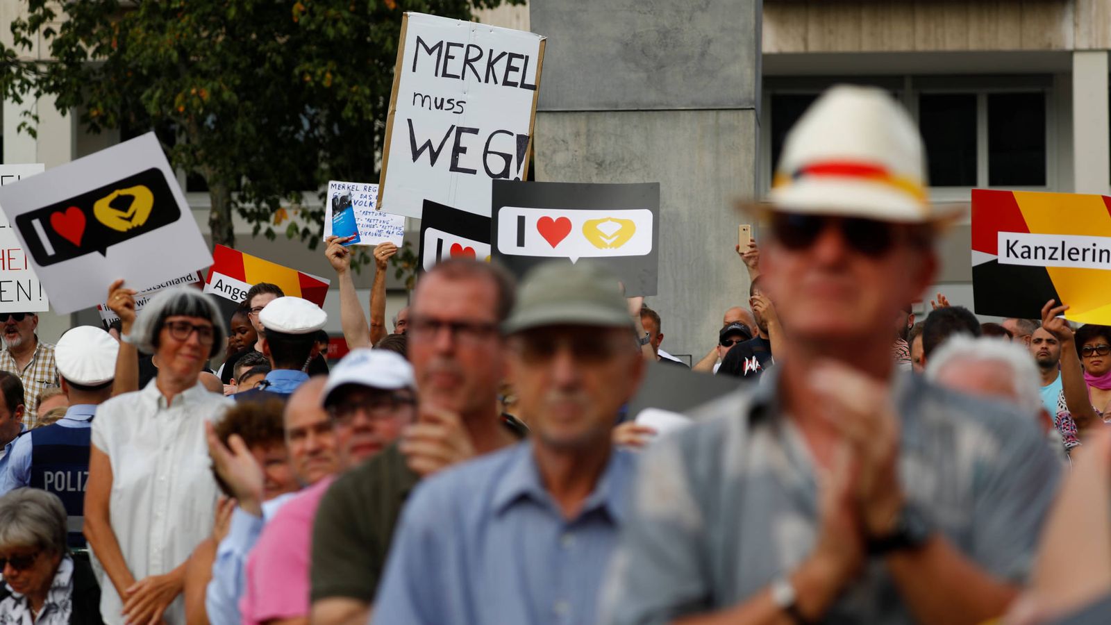 Foto: Una pancarta contra Angela Merkel durante un mitin de la canciller en Ludwigshafen, Alemania. (Reuters) 