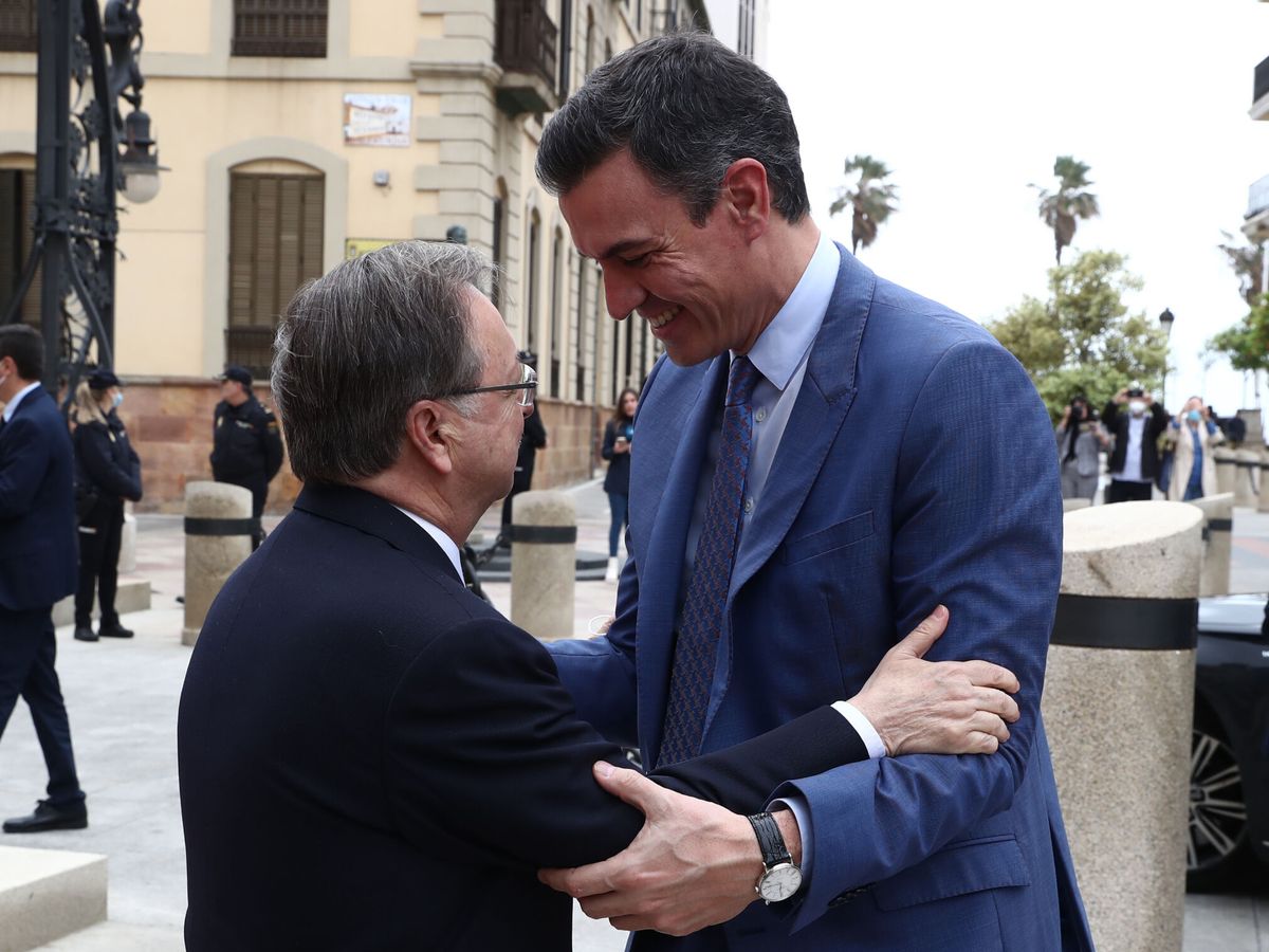 Foto: El presidente del Gobierno, Pedro Sánchez, es recibido por el presidente de Ceuta, Juan Jesús Vivas a su llegada a la visita que ha realizado este miércoles. (EFE/LA MONCLOA Fernando Calvo)