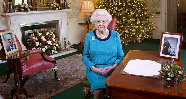 La reina descansa tras el mensaje navideño de 2016. (Getty)