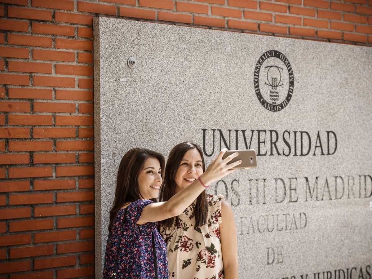 Foto: Dos alumnas en la Universidad Carlos III de Madrid. 
