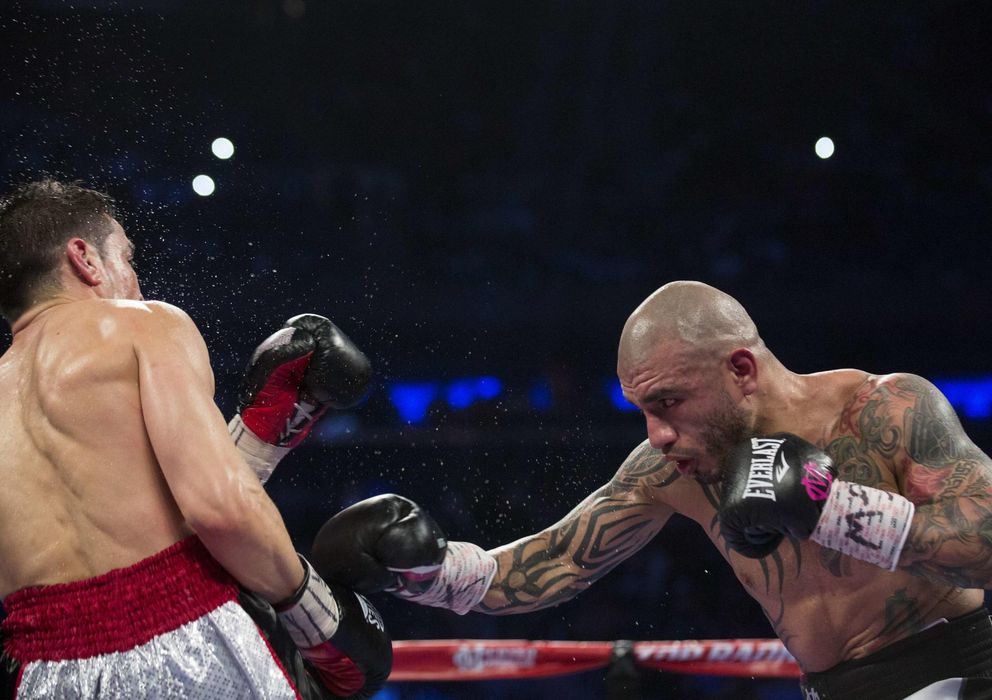 Foto: Miguel Cotto (d), lanza un derechazo a Martínez durante la pelea que le dio el título mundial (Reuters).