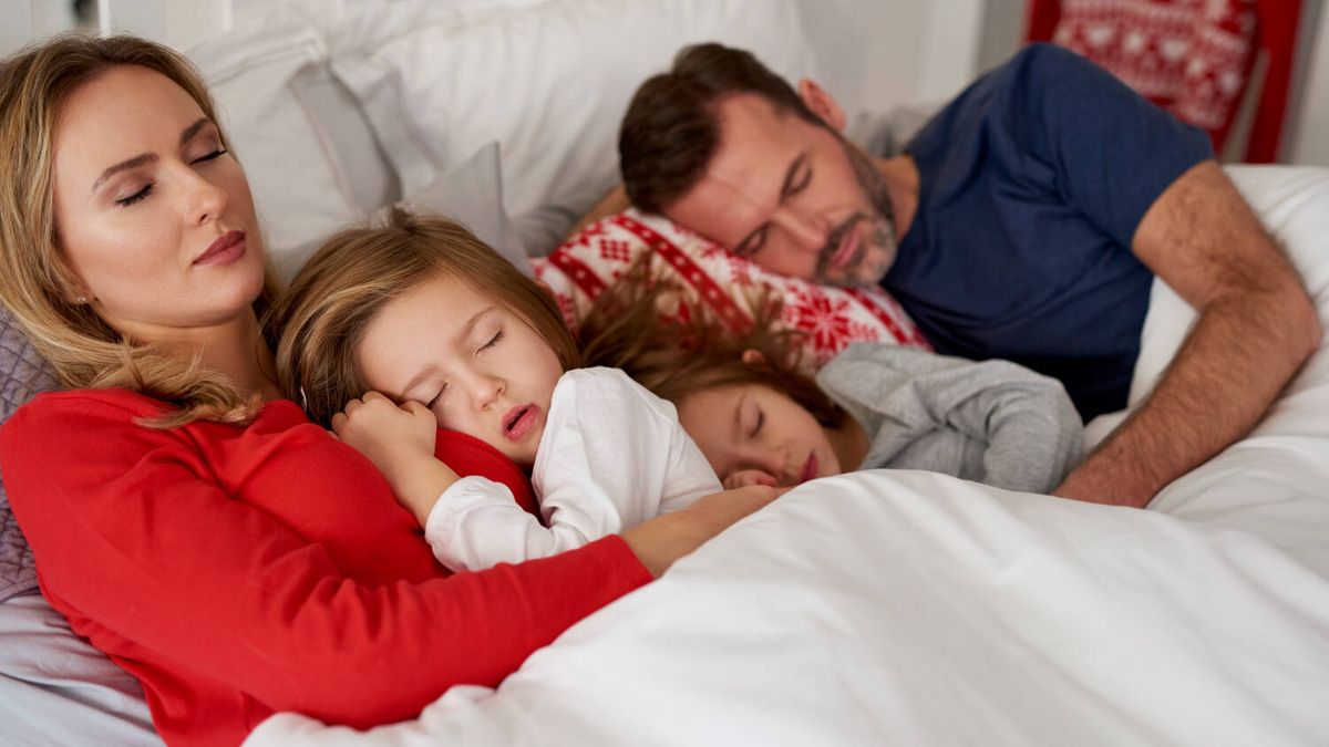 ¿Es bueno dormir con tus hijos? El colecho al detalle y pautas para una práctica segura