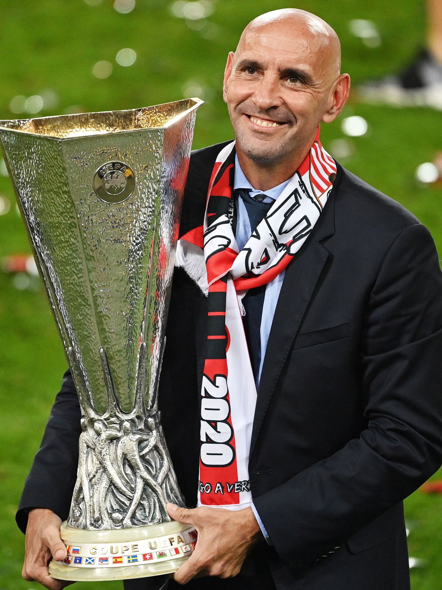 Monchi, con la copa de la Europa League. (Reuters)