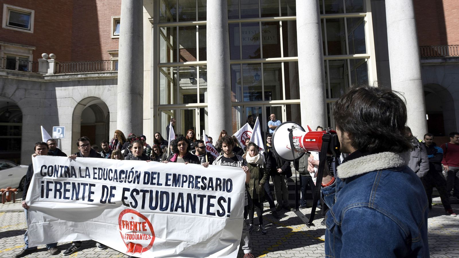Foto: Un grupo de estudiantes se concentra ante el rectorado de la Universidad Complutense de Madrid. (EFE)