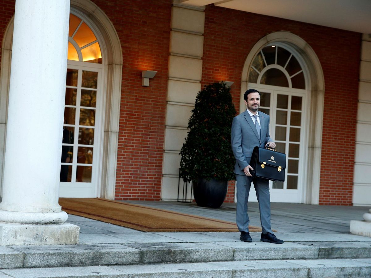 Foto: Alberto Garzón, ministro de Consumo, al llegar al Palacio de la Moncloa para su primer Consejo de Ministros. (EFE)