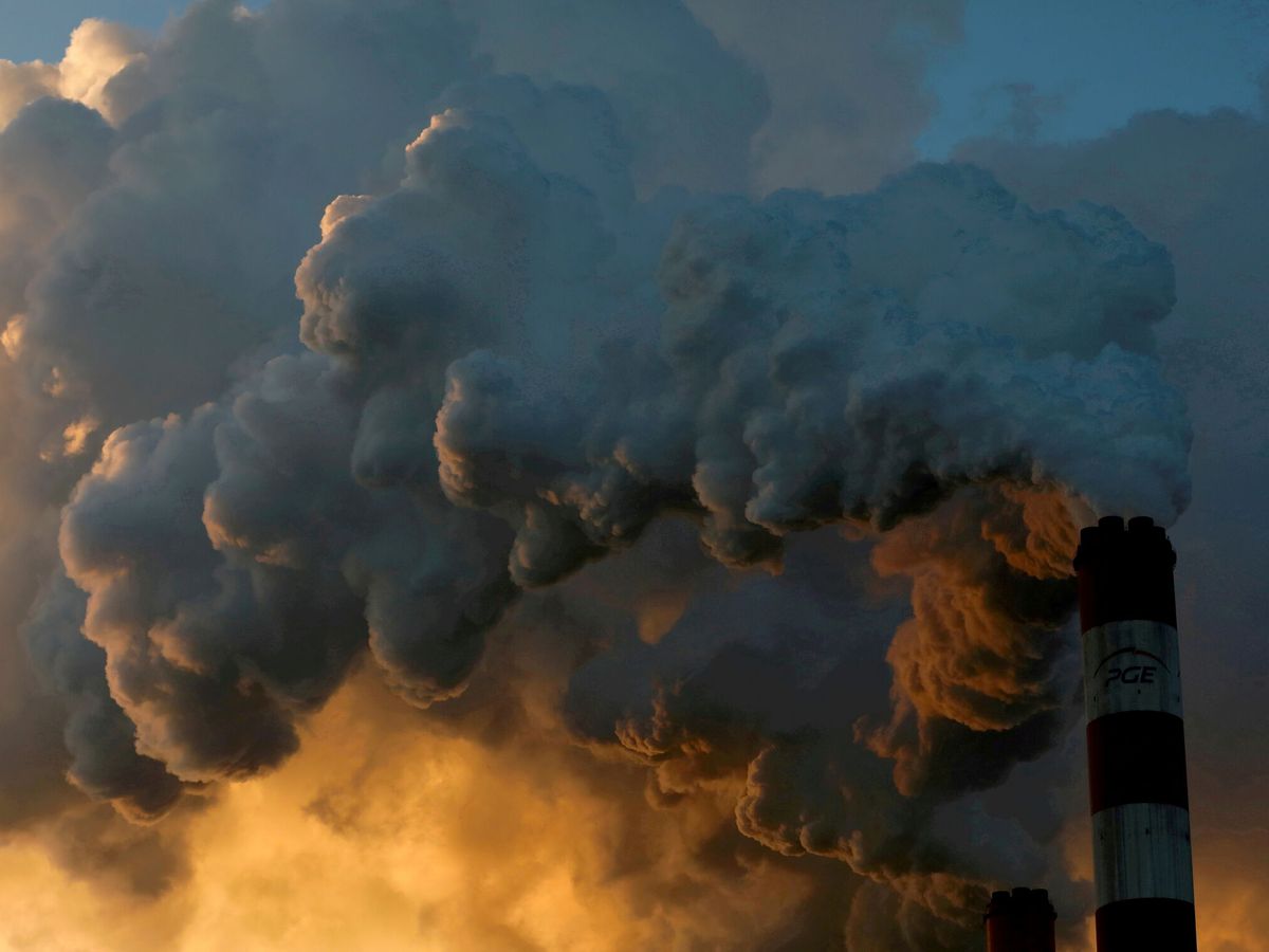 Foto: Humo y vapor surgen de la central energética de Belchatow, en Polonia, la mayor de carbón de toda Europa. (Reuters)
