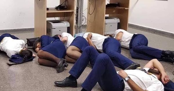Foto: Seis miembros de Ryanair, tendidos en el suelo de la sala de tripulación. (SNPVAC)