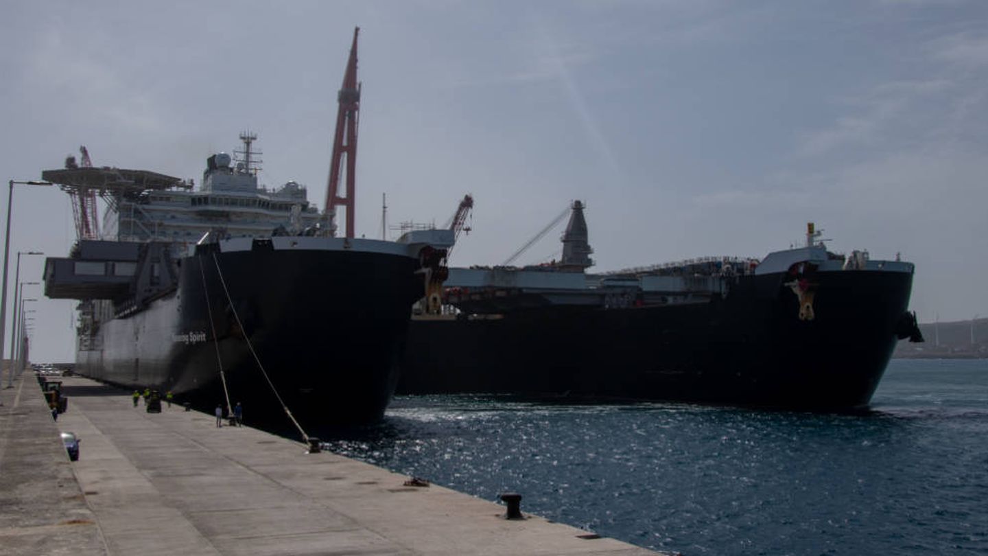 El Pioneering Spirit este miércoles en el puerto de Granadilla. 