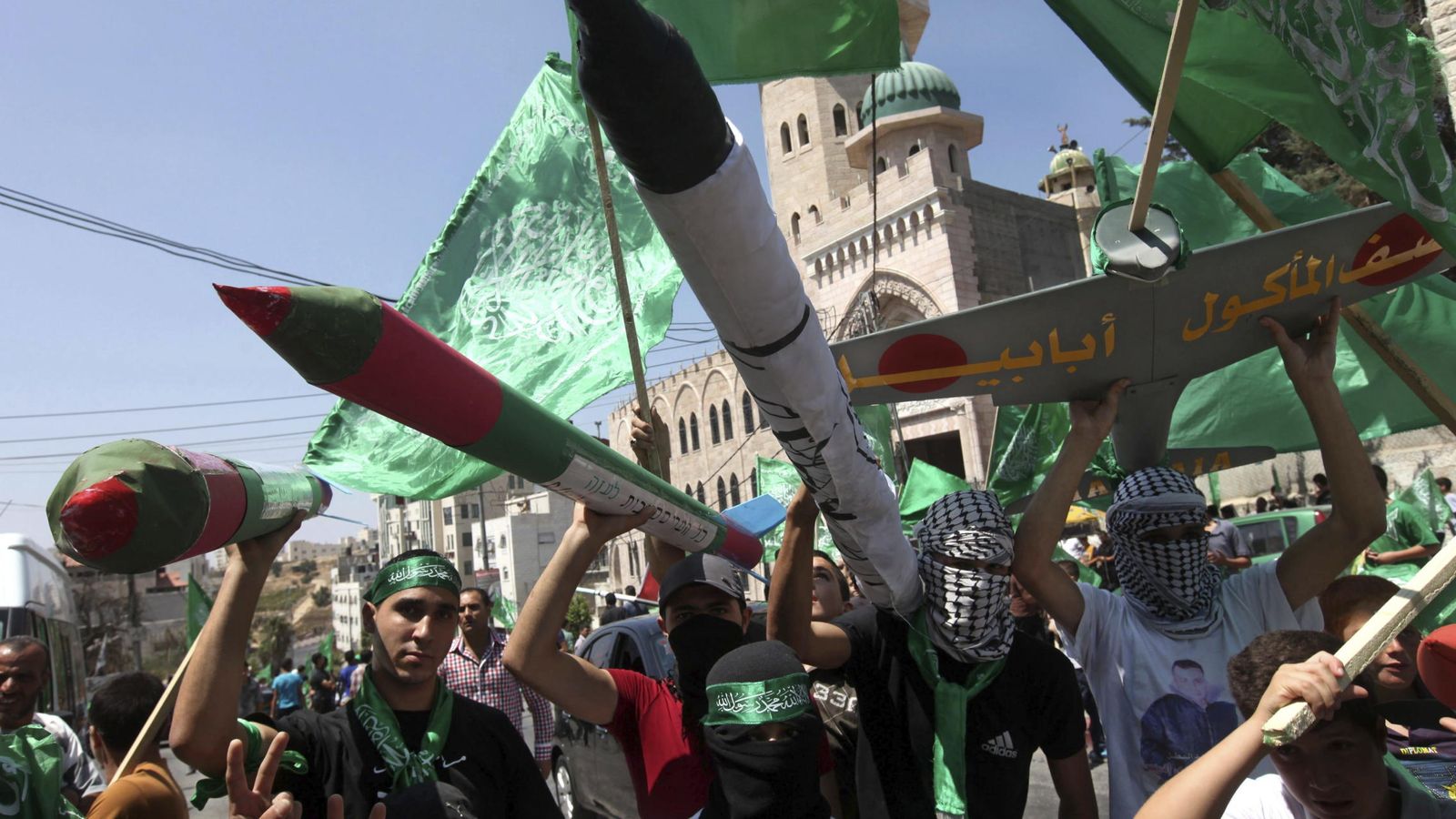 Foto: Palestinos muestran armas de juguete mientras participan en una manifestación en apoyo de Hamás en Cisjordania. (Efe) 