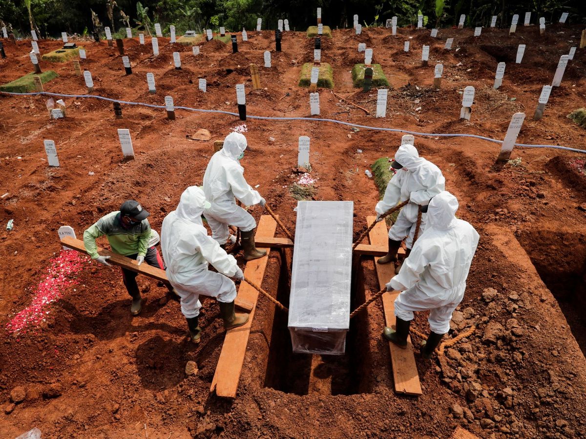 Foto: Un cementerio con víctimas del covid-19, en Indonesia. (EFE)